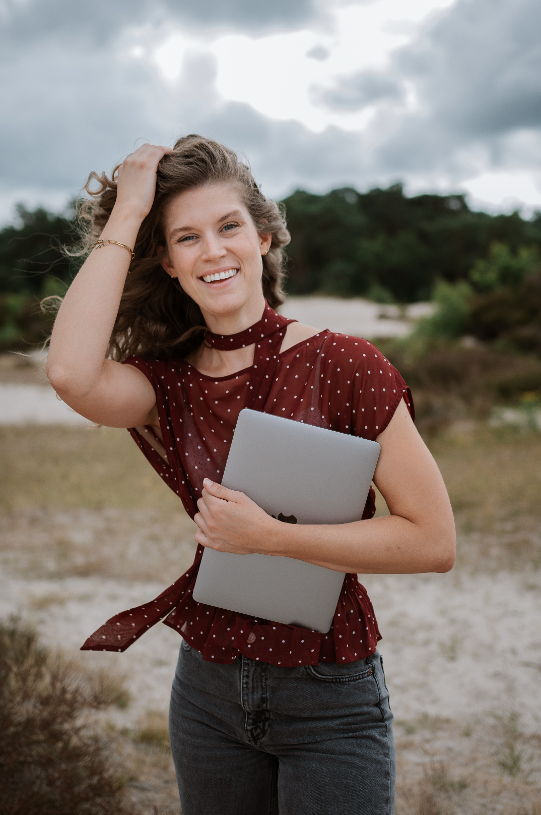 Saskia met haar laptop in de duinen