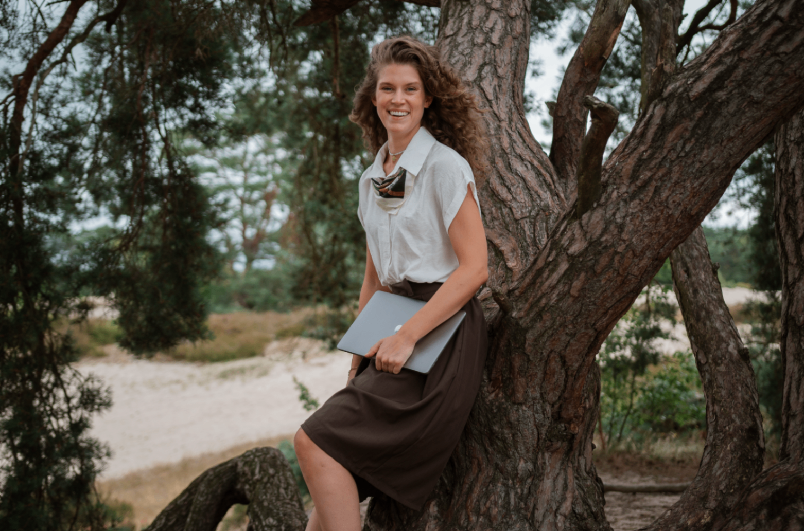Saskia lachend bij een boom